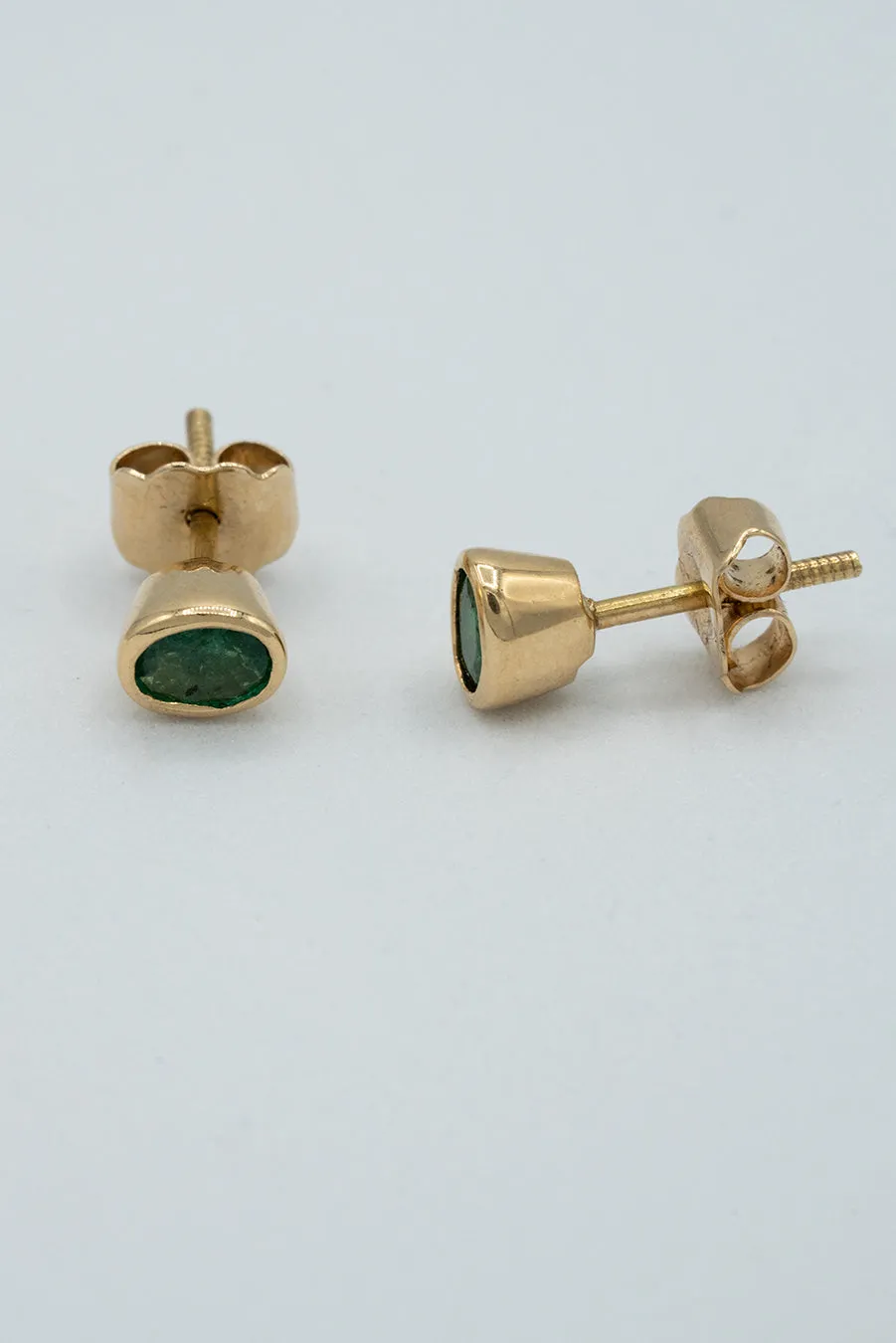 Emerald, 18-karat gold, Colombian emerald stud earrings