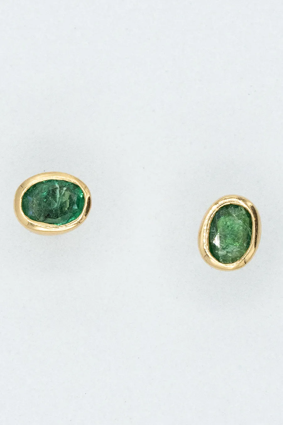 Emerald, 18-karat gold, Colombian emerald stud earrings