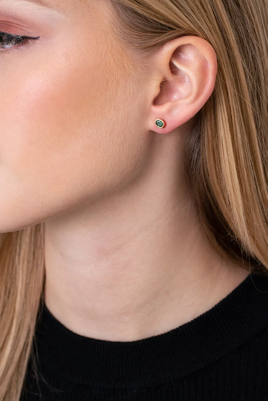 Emerald, 18-karat gold, Colombian emerald stud earrings